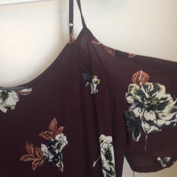 Cold shoulder tank - Picture 2 of 3